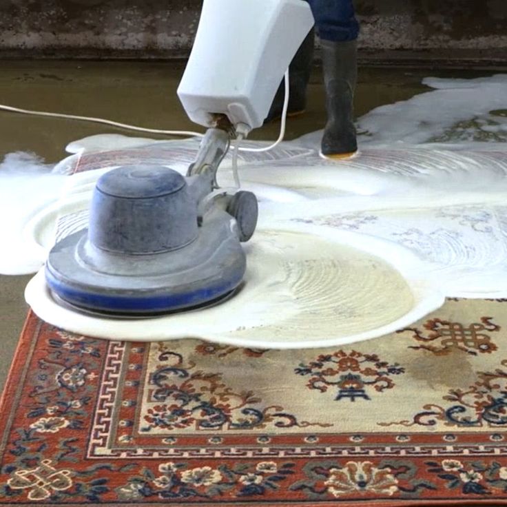 كيف يمكن تنظيف الأرضيات والسجاد؟ يمكنك تنظيف الأرضيات والسجاد عن طريق استخدام مكنسة كهربائية لإزالة الأتربة والشوائب. بعد ذلك، يمكنك استخدام محلول تنظيف مناسب للأرضيات أو السجاد وفركه جيدًا. تأكد من استخدام أدوات التنظيف المناسبة لنوع السطح الذي تنظفه للحصول على أفضل النتائج.