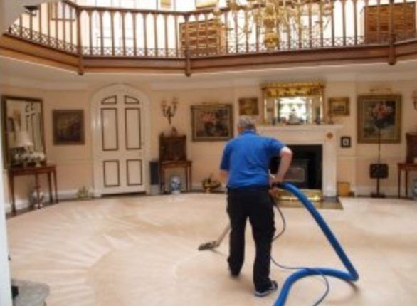 كيف يمكن تنظيف القصور؟ تنظيف القصور يتطلب تخطيطاً وتنظيماً جيداً. أولاً، يجب تقسيم القصر إلى مناطق مختلفة، مثل المدخل، والصالة، والغرف، والمطبخ، والحمامات. بعد ذلك، يمكنك البدء بتنظيف كل منطقة على حدة باستخدام الأدوات والمواد المناسبة. تأكد من استخدام المنظفات القوية للأماكن التي تحتاج إلى عناية خاصة، مثل السجاد والمناطق التي بها بقع. ولا تنسَ إضافة لمسات جمالية، مثل إعادة ترتيب الأثاث أو وضع الزهور لتحسين المظهر العام.