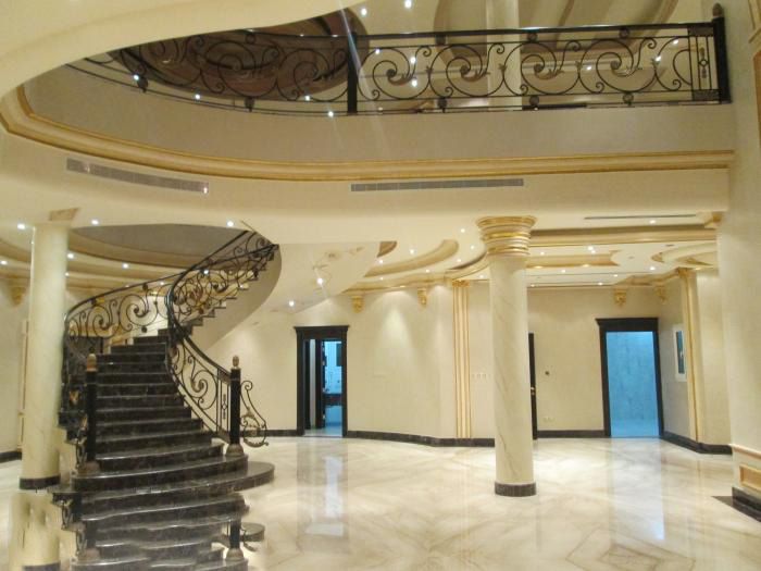 ما هي شركة تنظيف القصور؟ شركة تنظيف القصور هي خدمة متخصصة تقدم عمليات تنظيف شاملة للمنازل الكبيرة أو القصور، وتضمن الحفاظ على النظافة والترتيب في المساحات الواسعة.