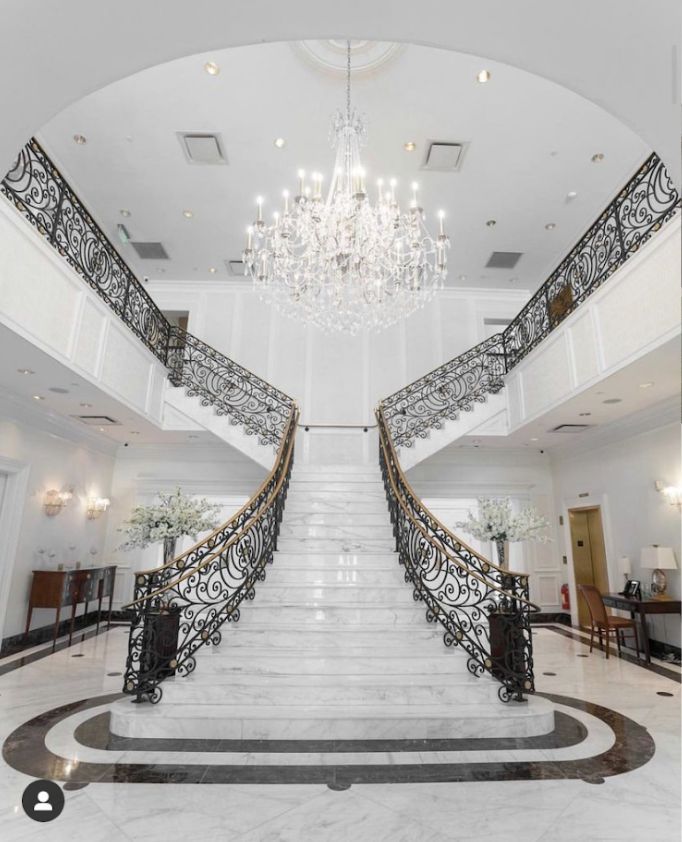 ما هي شركة تنظيف قصور بالرياض؟ شركة تنظيف قصور بالرياض هي شركة متخصصة في تقديم خدمات التنظيف للمنازل والقصور في الرياض، وتقدم مجموعة متنوعة من الخدمات لضمان نظافة وترتيب المكان بشكل مثالي.