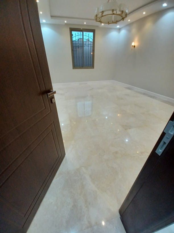  كيف يمكن تلميع وتنظيف السيراميك؟ لتلميع وتنظيف السيراميك، يمكنك استخدام مزيج من الماء الدافئ وصابون الأطباق. استخدم فرشاة أو قطعة قماش ناعمة لفرك السطح. بعد ذلك، اشطف السيراميك بالماء النظيف وجففه بقطعة قماش جافة. للحصول على لمعان إضافي، يمكنك استخدام بعض المكونات الطبيعية مثل الخل أو بيكربونات الصوديوم.