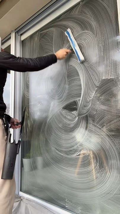  كيف يمكن تنظيف الزجاج والنوافذ؟ يمكنك تنظيف الزجاج والنوافذ باستخدام محلول مصنوع من الماء والخل أو باستخدام مناديل الزجاج التجارية. أبدأ بإزالة الأوساخ والغبار من السطح باستخدام قطعة قماش جافة. ثم، اغمر قطعة قماش نظيفة في المحلول وامسح الزجاج بحركات دائرية. تأكد من التجفيف الجيد باستخدام قطعة قماش جافة أو ورق جرائد للحصول على لمعان خالٍ من الخطوط. 