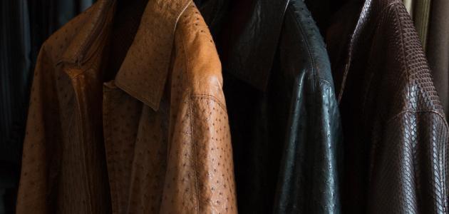 كيف يمكنني تنظيف الملابس الجلدية؟ يمكنك الاستعانة بخدمات تنظيف الملابس الجلدية المتخصصة. يتوفر العديد من الخيارات لذلك، منها خدمات التنظيف الجاف أو التنظيف بالماء. تأكد من استخدام منتجات مناسبة لنوع الجلد والتأكد من أن الأساليب المستخدمة لا تؤثر سلباً على جودة الخامة.