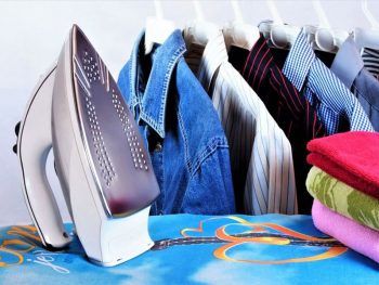 كيف يمكن كوي الملابس بطريقة صحيحة؟ يمكن كوي الملابس عن طريق اتباع الخطوات الصحيحة. تأكد من ضبط درجة حرارة المكواة حسب نوع القماش الذي تقوم بكوّيه، ثم قم بتمرير المكواة بلطف على الأقمشة مع تجنب الضغط الزائد. تأكد من ترك الملابس تبرد قليلًا قبل وضعها بعيدًا لتفادي التجاعيد.