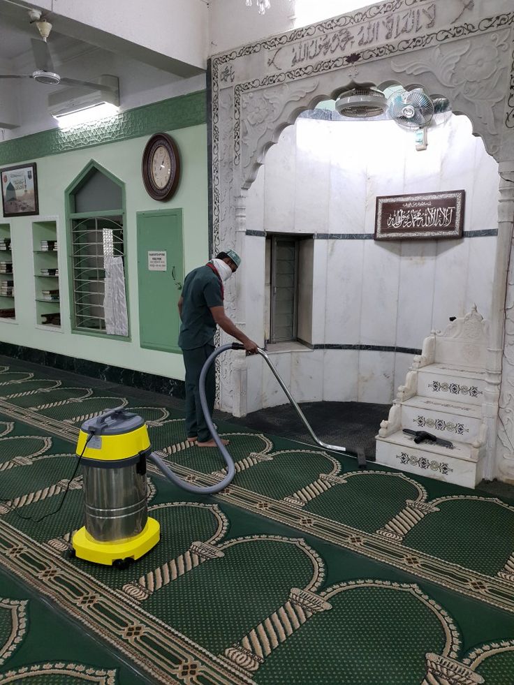 كيف يمكن العناية بنظافة المساجد؟ تعتبر نظافة المساجد أمرًا مهمًا للحفاظ على قدسية المكان. من الضروري أن يتم تنظيف المساجد بشكل منتظم، وذلك عن طريق مسح الأرضيات، وتنظيف السجاد، وتهيئة أماكن الصلاة. يمكن أيضًا تعيين مجموعة من المتطوعين للمساعدة في الحفاظ على نظافة المسجد.